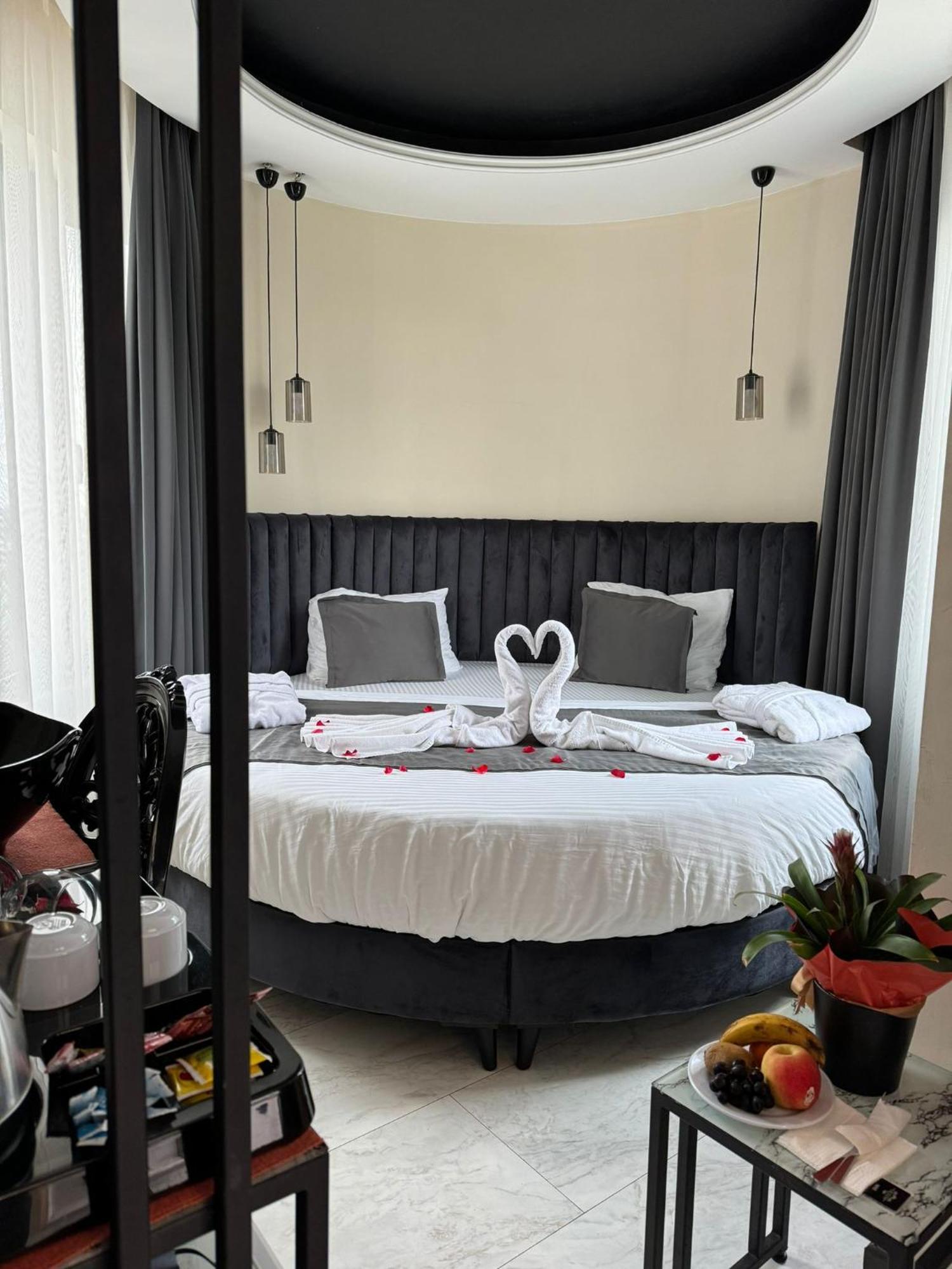 The Queen Airport Hotel-Round Trip Airport Service Arnavutkoy Exterior foto